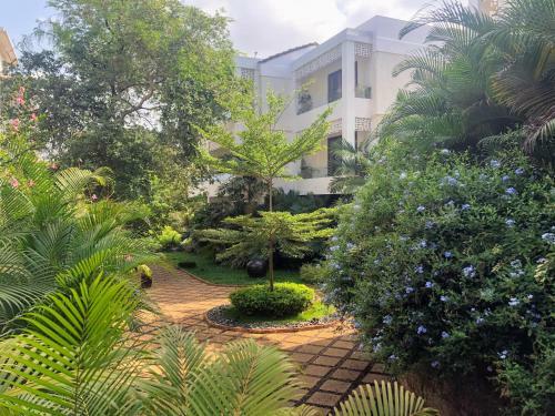 Serene Apartment With Private Garden And Pool View