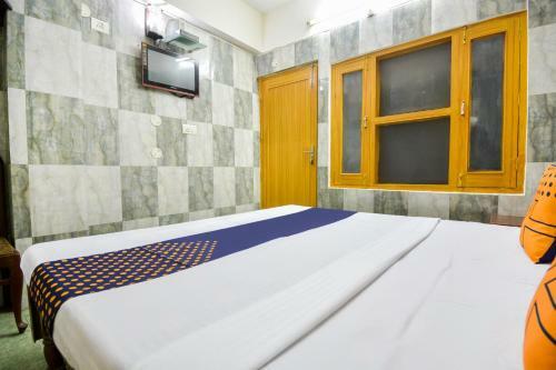 Spot On 68349 Kaka Hotel
