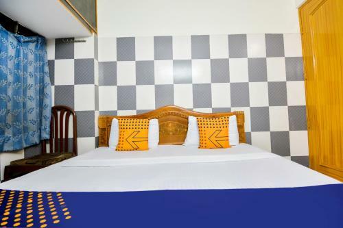 Spot On 68349 Kaka Hotel