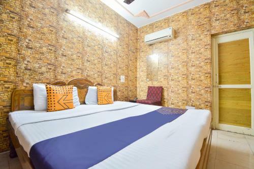 Spot On 68349 Kaka Hotel