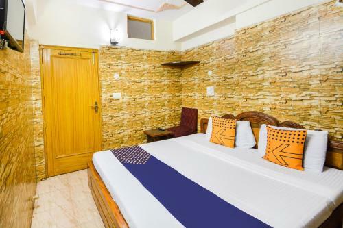 Spot On 68349 Kaka Hotel