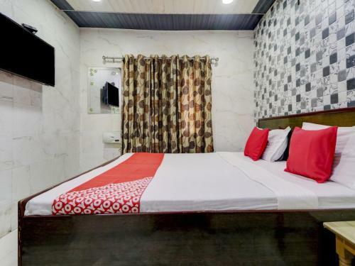 Oyo 77454 Hotel Prince Palace