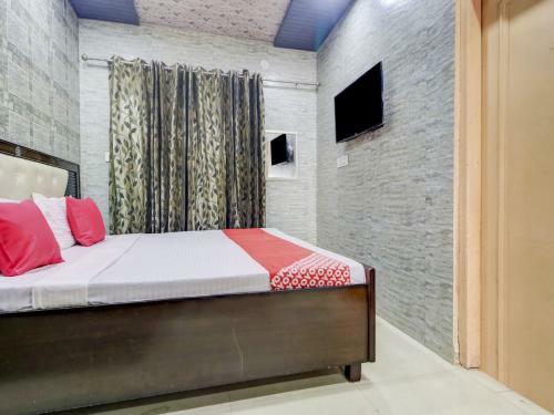 Oyo 77454 Hotel Prince Palace