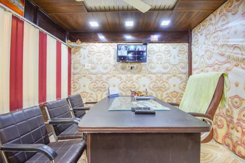 Hotel Oyo 74203 Sbs Royal Stays