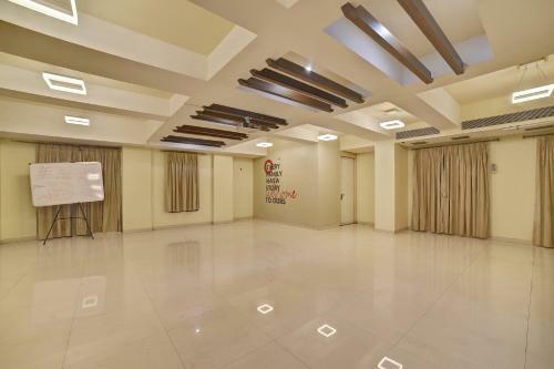 Hotel Collection O 76358 Kapil Residency Parage Chowk