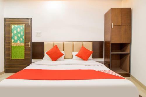 Hotel Oyo 48489 Adarsh Plaza