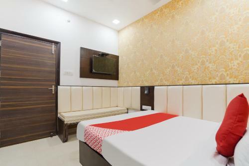 Hotel Oyo 48489 Adarsh Plaza