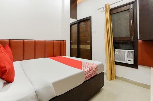 Hotel Oyo 48489 Adarsh Plaza