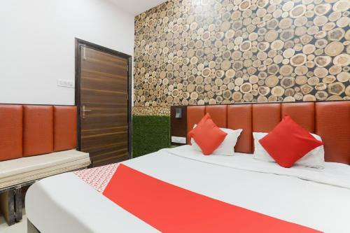 Hotel Oyo 48489 Adarsh Plaza
