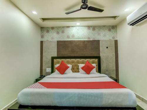 Oyo 74839 Bharat Hotel