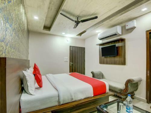 Oyo 74839 Bharat Hotel