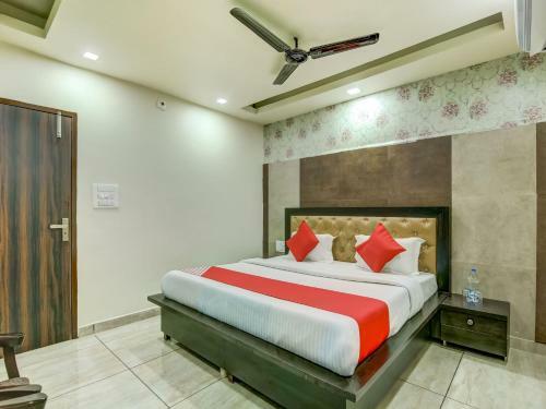 Oyo 74839 Bharat Hotel