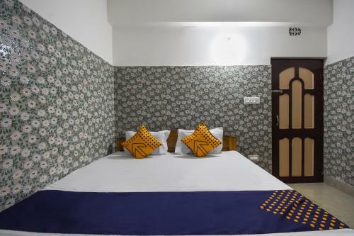 Oyo 75672 Holidays Hotel