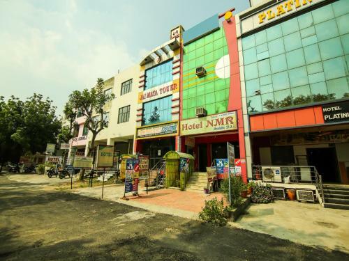 Oyo 75664 Hotel Nmr Plaza