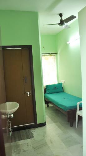 Lodge Hotel Priya Towers