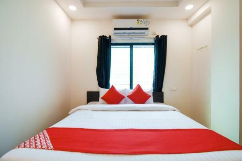 Hotel Oyo 47606 White House Regency