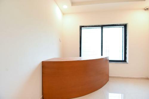 Hotel Oyo 47606 White House Regency