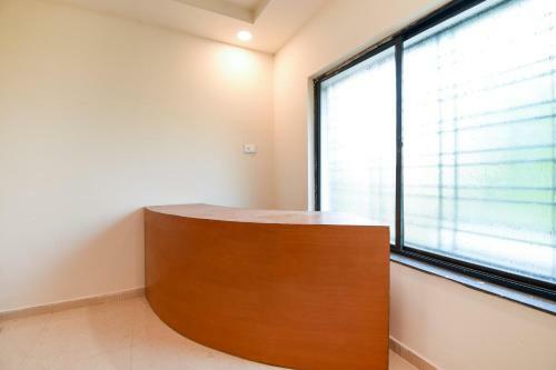Hotel Oyo 47606 White House Regency