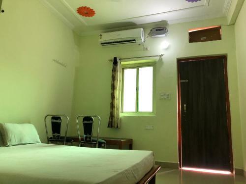 Hotel Anand Dham Guest House