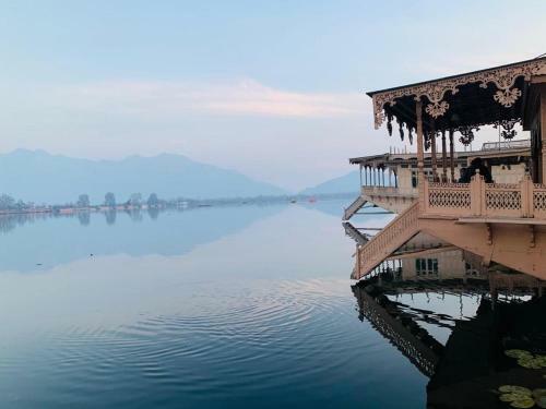 Yadgaar Houseboats