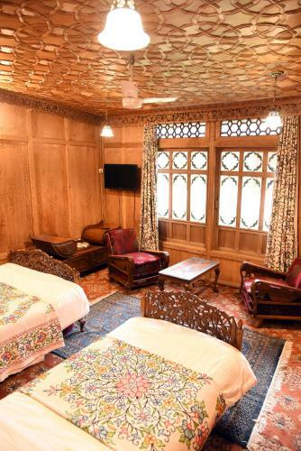 Yadgaar Houseboats