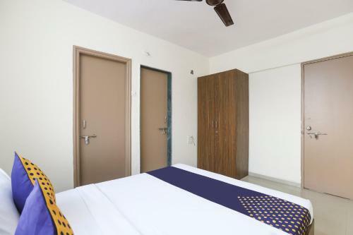 Spot On 64910 Varma Imperial Hotel