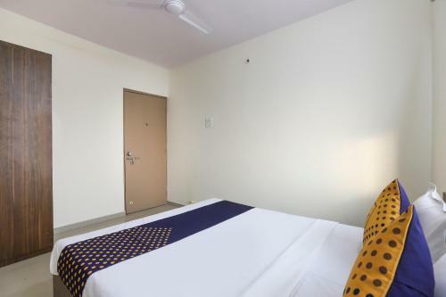 Spot On 64910 Varma Imperial Hotel