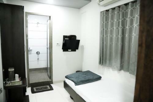 Hotel White Rose & Dormitory