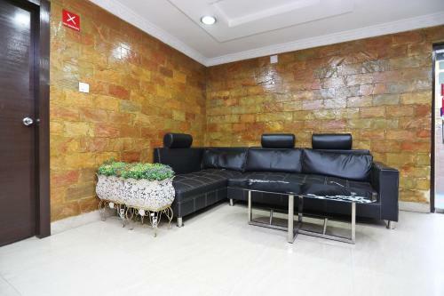 Oyo 988 Hotel Metropolis Inn