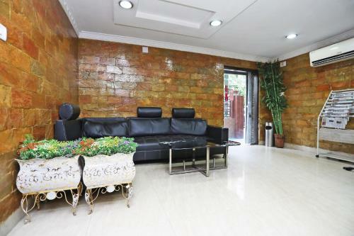 Oyo 988 Hotel Metropolis Inn