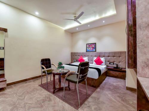 Capital O 73835 Hotel Frontier Royal & Banquet