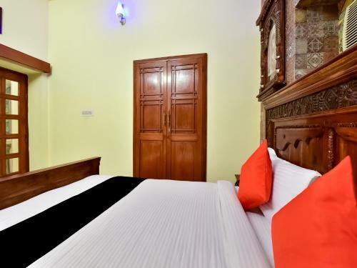 Capital O 73835 Hotel Frontier Royal & Banquet