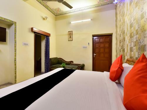 Capital O 73835 Hotel Frontier Royal & Banquet