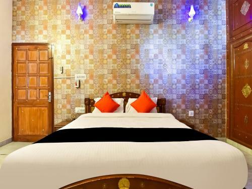 Capital O 73835 Hotel Frontier Royal & Banquet