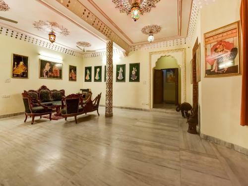 Capital O 73835 Hotel Frontier Royal & Banquet