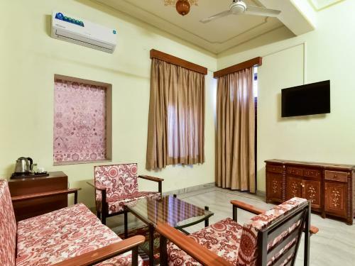 Capital O 73835 Hotel Frontier Royal & Banquet