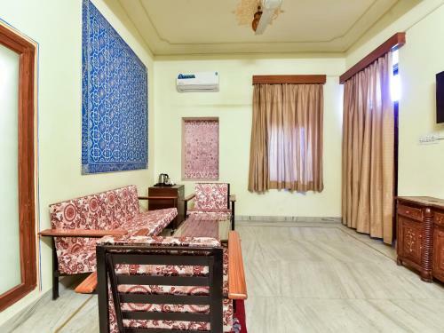 Capital O 73835 Hotel Frontier Royal & Banquet