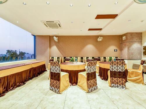 Capital O 73835 Hotel Frontier Royal & Banquet