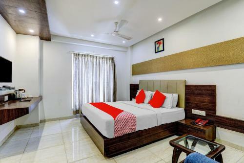 Oyo 70229 Hotel Skylight