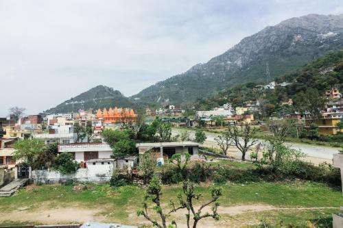 Oyo 10753 Hotel Triund Regency