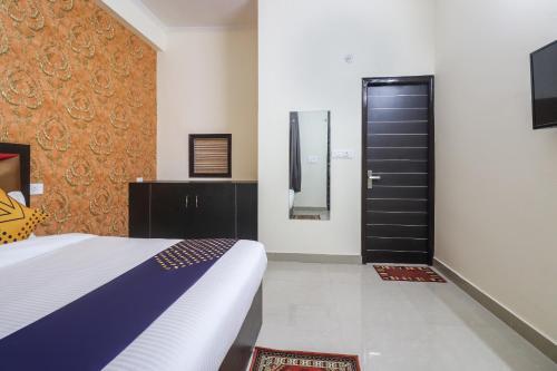 Hotel Oyo 64416 Crown View 2