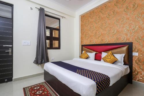 Hotel Oyo 64416 Crown View 2
