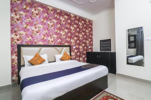 Hotel Oyo 64416 Crown View 2
