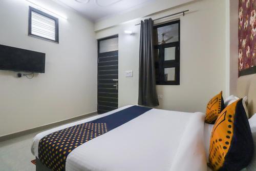 Hotel Oyo 64416 Crown View 2