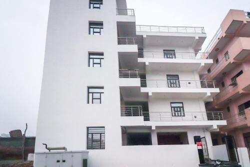 Hotel Oyo 64416 Crown View 2