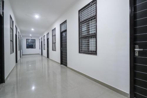 Hotel Oyo 64416 Crown View 2