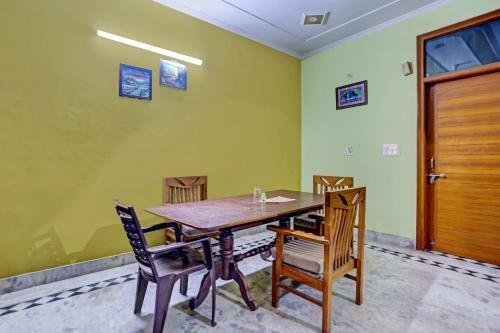 Oyo 79996 Flagship Hotel G M Homes