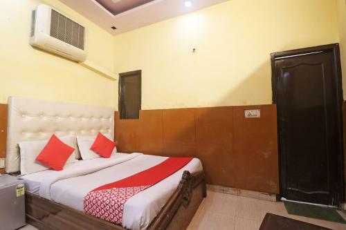 Oyo 62948 Hotel Dakshit Inn