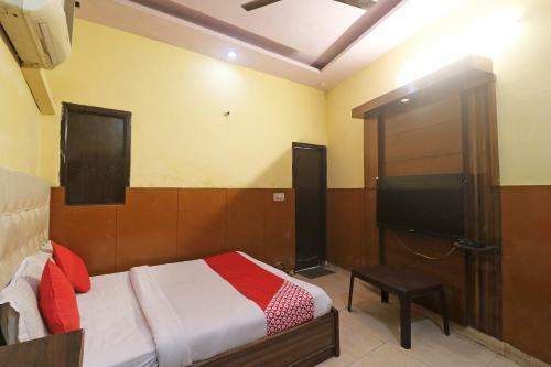 Oyo 62948 Hotel Dakshit Inn