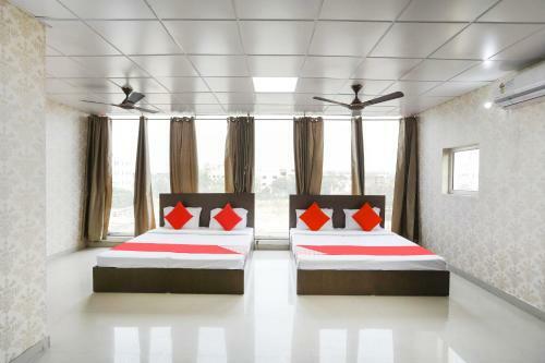 Oyo 68898 Hotel Crown Expo